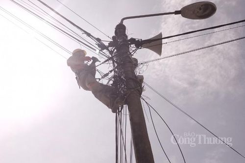 Những người 'lính điện' căng mình giữa cao điểm nắng nóng