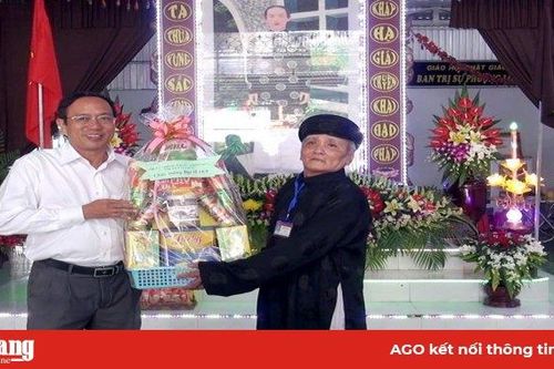 Lãnh đạo TX. Tân Châu thăm và tặng quà Ban Trị sự Phật giáo Hòa Hảo ở địa phương
