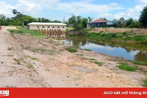Xử lý theo quy định việc khai thác đất trái phép tại kênh Tà Mốc