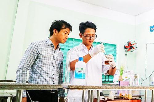 Cậu học trò chiết xuất canxi từ xương cá ngừ