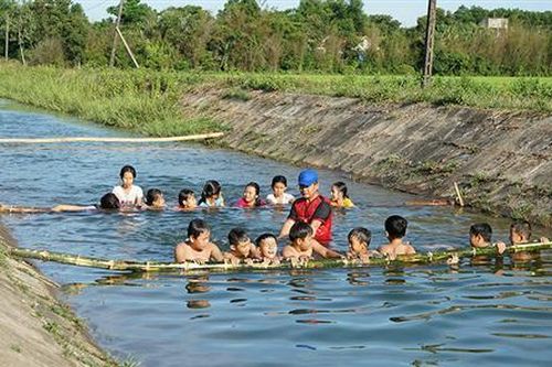 Thầy giáo ngăn kênh thủy lợi dạy bơi miễn phí cho học sinh