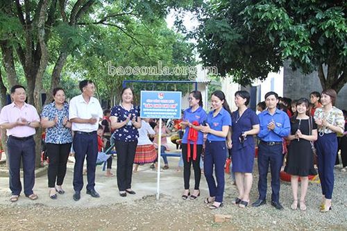 Bàn giao công trình thanh niên 'Sân chơi cho em'