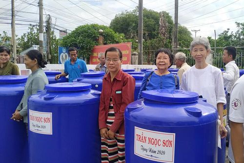 Bến Tre : Khánh thành phòng học, tặng thùng chứa nước