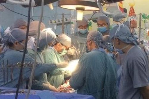 Bé trai bị vết thương thấu tim phục hồi tốt