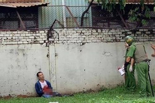 Người đàn ông dùng hung khí tự đâm vào bụng