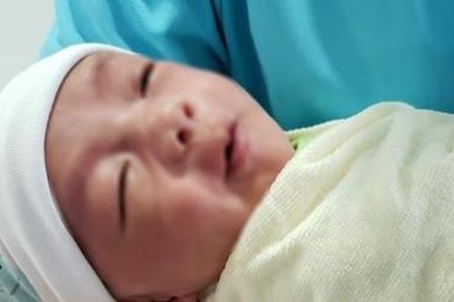 Bé trai bị bỏ rơi bên đường đã được xuất viện