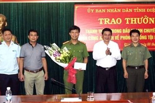 Khen thưởng các đơn vị bắt vụ vận chuyển 54 bánh heroin