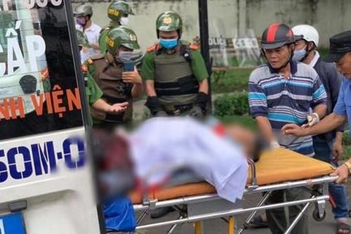 Người đàn ông la hét, cầm hung khí tự đâm vào bụng ở Sài Gòn