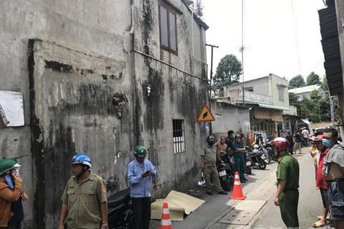 Đang chạy xe, người đàn ông gục xuống đường rồi tử vong