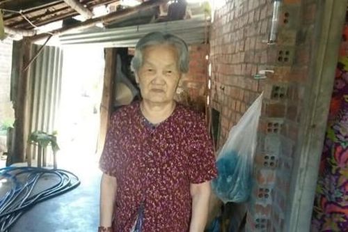 Xót xa hoàn cảnh cụ bà 90 tuổi sống trong căn nhà vách đất tồi tàn