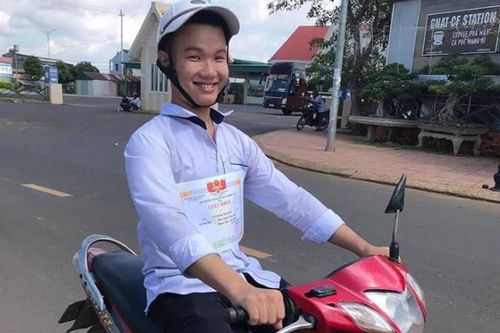 Lần đầu đạt học sinh tiên tiến, nam sinh dán giấy khen lên áo khoe khắp nơi