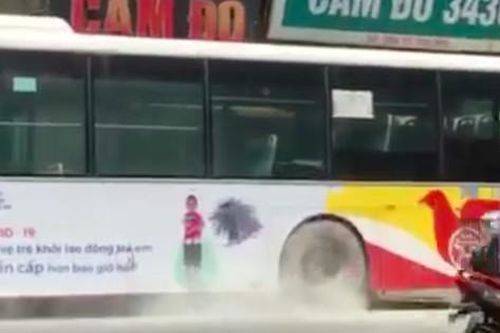 Xe buýt bốc khói nghi ngút giữa phố Hà Nội, người đi đường hoảng hốt