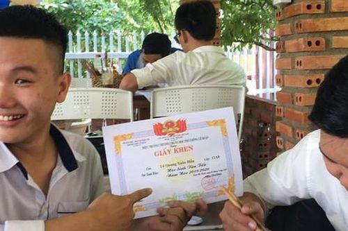 Lần đầu được 'Học sinh tiên tiến', nam sinh sướng quá đem khoe cả thế giới nhưng khổ nhất là nhân vật này, đang lơ tự dưng bị lên hình
