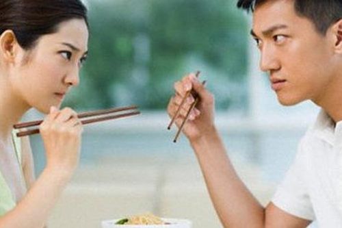 Vợ chồng cãi nhau trên bàn ăn, cứ ăn thật no là thắng