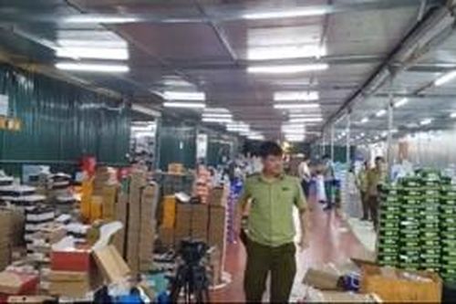 Đột kích vào kho hàng lậu rộng hơn 10.000 m2 doanh thu mỗi tháng hơn 10 tỉ đồng