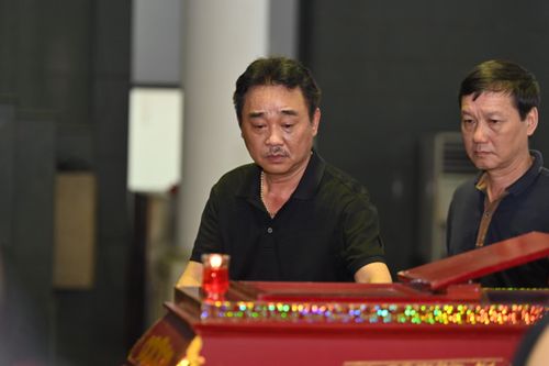 Xuân Bắc, Quốc Khánh và đông đảo nghệ sĩ đến viếng NSƯT Hoàng Yến