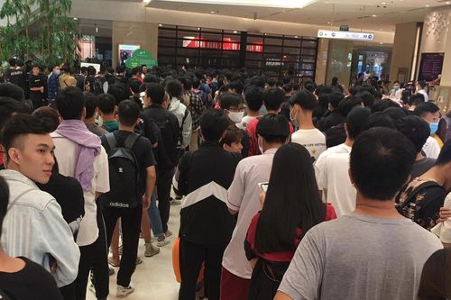 Các bạn trẻ TP.HCM chen lấn, chạy đua để mua giày Converse