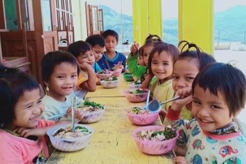 Những bữa cơm có thịt của 34 học sinh giữa đỉnh trời