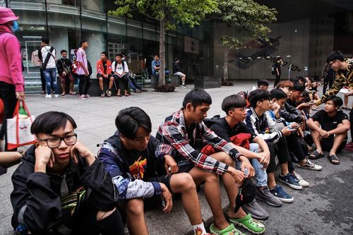 Xô đẩy, chen lấn là cách giới trẻ mua giày hiếm tại Việt Nam?