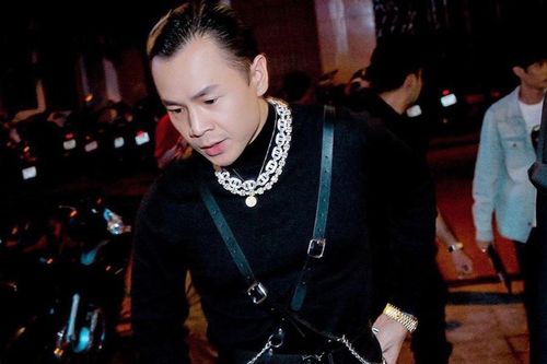 Rapper Binz diện nhiều đồ hiệu đắt đỏ, đeo đồng hồ 17.000 USD