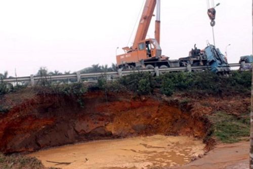 Vỡ đường ống nước sông Đà: Đã uống dầu thải... giờ chết khát?!