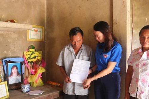 Truy tặng huy hiệu 'Tuổi trẻ dũng cảm' cho cô gái Bru-Vân Kiều cứu người đuối nước
