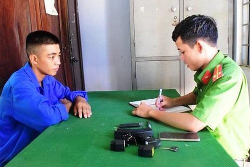 Bắt đối tượng đem súng điện đi trộm cắp