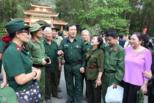 Máu và hoa: Quyết định lịch sử