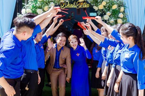 Độc đáo bộ ảnh cưới áo xanh thanh niên của cặp đôi cán bộ Đoàn