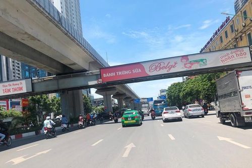 Cận cảnh loạt biển quảng cáo cầu vượt ở Hà Nội 'chống lệnh' tháo dỡ