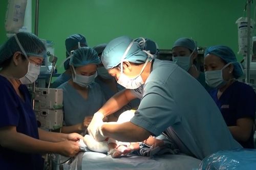 Cuốn tóc vào máy xay đá, bé 11 tuổi bị tróc da đầu lộ cả hộp sọ