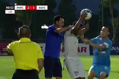 'Treo giò' 2 trận, phạt 15 triệu HLV bóp cổ cầu thủ