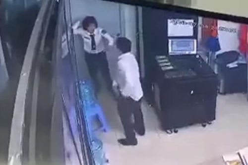 Nữ bảo vệ chung cư bị kẻ say rượu đấm tới tấp vào đầu, mặt