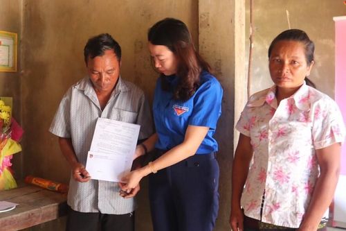 Truy tặng huy hiệu Tuổi trẻ dũng cảm cho cô gái dân tộc Bru-Vân Kiều