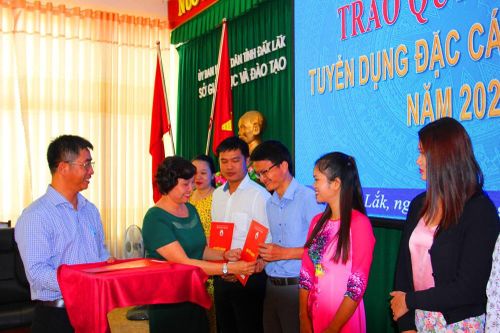 37 giáo viên Đắk Lắk được tuyển dụng đặc cách