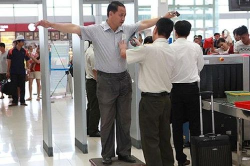 Phát hiện nam hành khách giấu ma túy trong cạp quần