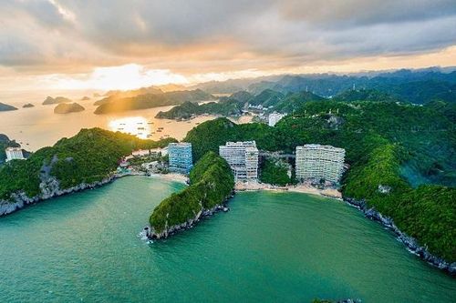 Chẳng cần đi Âu đi Á, 'vịnh biển đẹp nhất thế giới' đang chờ bạn khám phá ngay mùa hè này