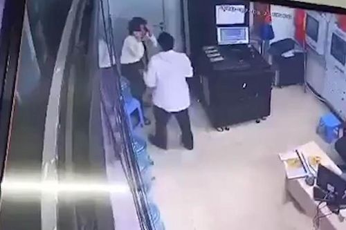 Say rượu, nam thanh niên lao vào phòng camera chung cư đánh nữ bảo vệ 9x