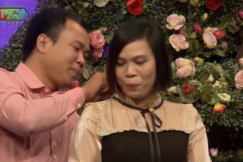 Anh lái xe vừa gặp đã tặng vàng cho bạn gái mới quen