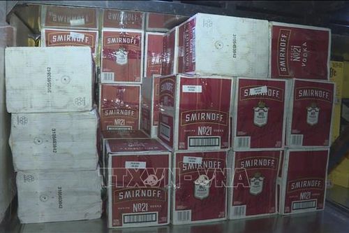 Bắt giữ xe khách vận chuyển gần 1.000 chai rượu ngoại không rõ nguồn gốc