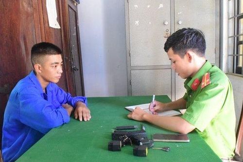 Thanh niên dùng súng điện chống trả công an khi bị phát hiện trộm xe