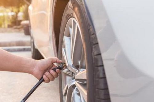 Phá lốp xe phụ nữ để làm quen, chàng trai suy nghĩ khác người nhận kết đắng