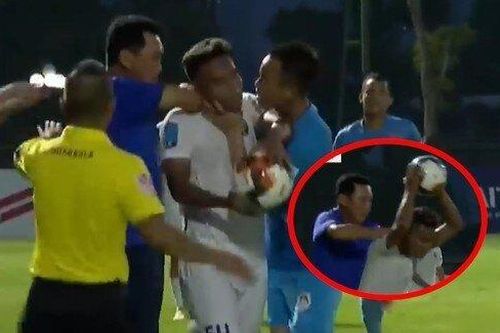 Chuyên gia bóng đá Lê Thế Thọ: 'HLV Hứa Hiền Vinh và học trò cũ văn hóa ứng xử đều thấp như nhau'