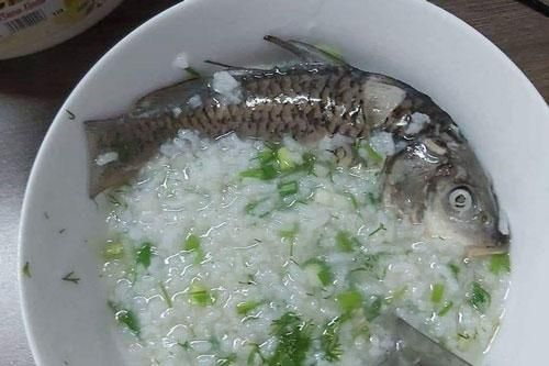 Chồng vào bếp trổ tài nấu 'cháo cá nguyên con', vợ nhìn thành phẩm mà đành... 'câm nín'