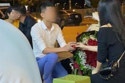 Cầu hôn nhưng bị từ chối, thanh niên vứt luôn nhẫn vàng ngoài đường rồi bỏ đi