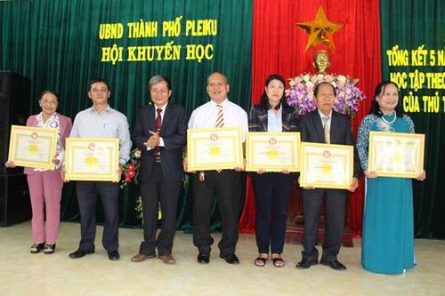 Gần 65% số hộ ở Pleiku được công nhận 'Gia đình học tập'