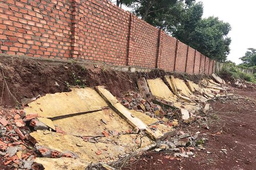 Hơn 37 m tường rào Khu Công nghiệp Trà Đa bị đập phá
