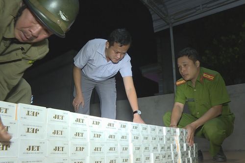 Bắt tạm giam đối tượng tàng trữ thuốc lá lậu