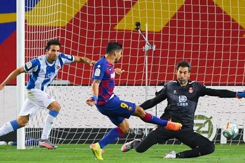 Barca 1-0 Espanyol: Fati nhận thẻ đỏ, Suarez giúp Barca chỉ còn kém Real 1 điểm