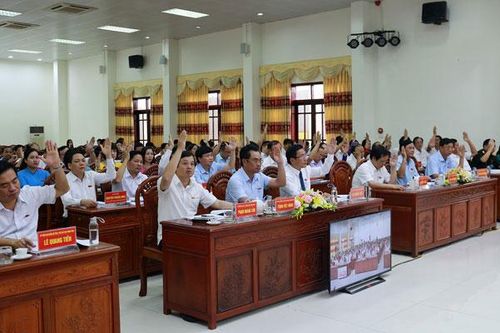 Thảo luận, biểu quyết thông qua 16 nghị quyết quan trọng